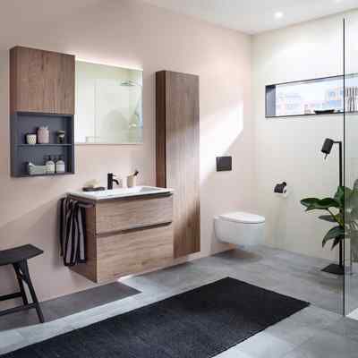 Dusche Im Badezimmer Im Japanischen Style, Sie Werfen Sich In Schale Dusche Im Badezimmer Im Japanischen Style, Sie Werfen Sich In Schale